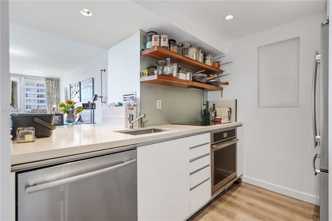 For Sale: $445,000 (1 beds, 1 baths, 990 Square Feet)