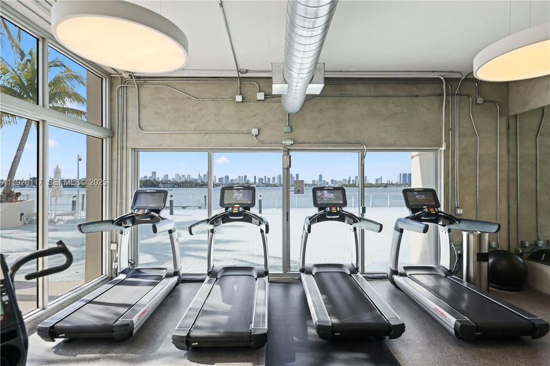 For Sale: $445,000 (1 beds, 1 baths, 990 Square Feet)