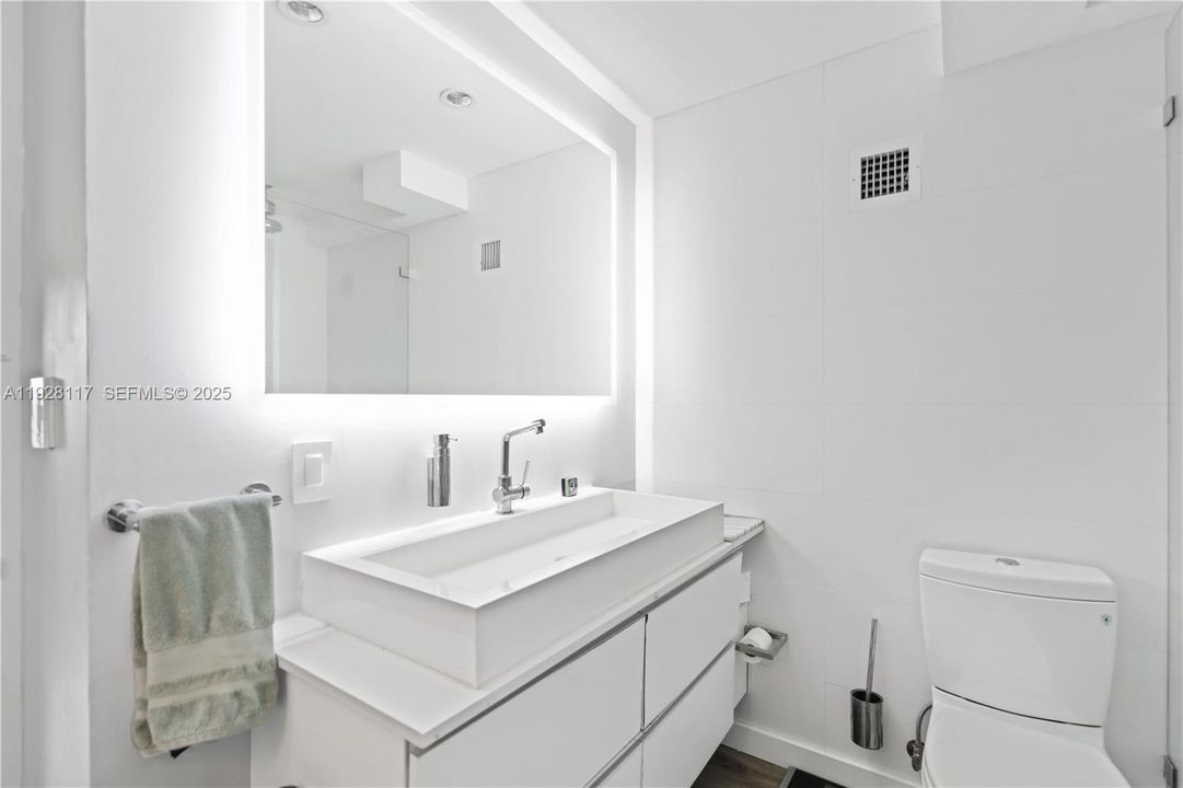 For Sale: $445,000 (1 beds, 1 baths, 990 Square Feet)