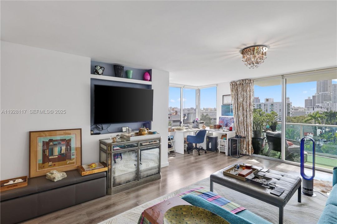 For Sale: $445,000 (1 beds, 1 baths, 990 Square Feet)