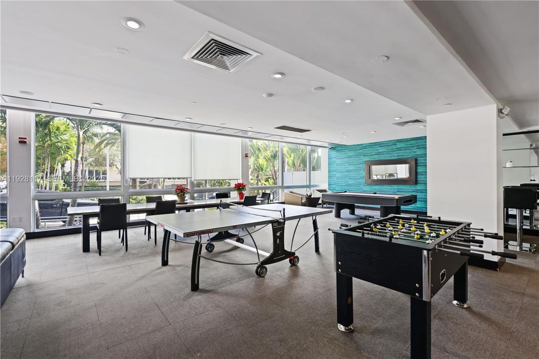 For Sale: $445,000 (1 beds, 1 baths, 990 Square Feet)