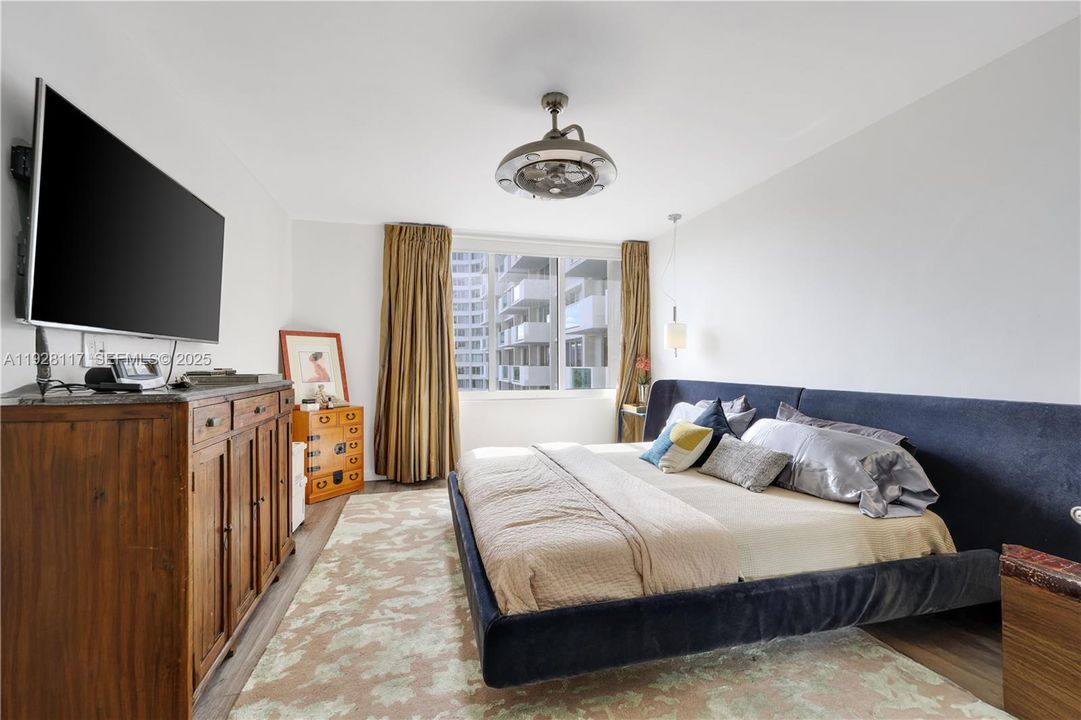 For Sale: $445,000 (1 beds, 1 baths, 990 Square Feet)