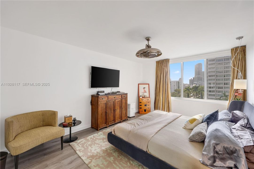 For Sale: $445,000 (1 beds, 1 baths, 990 Square Feet)