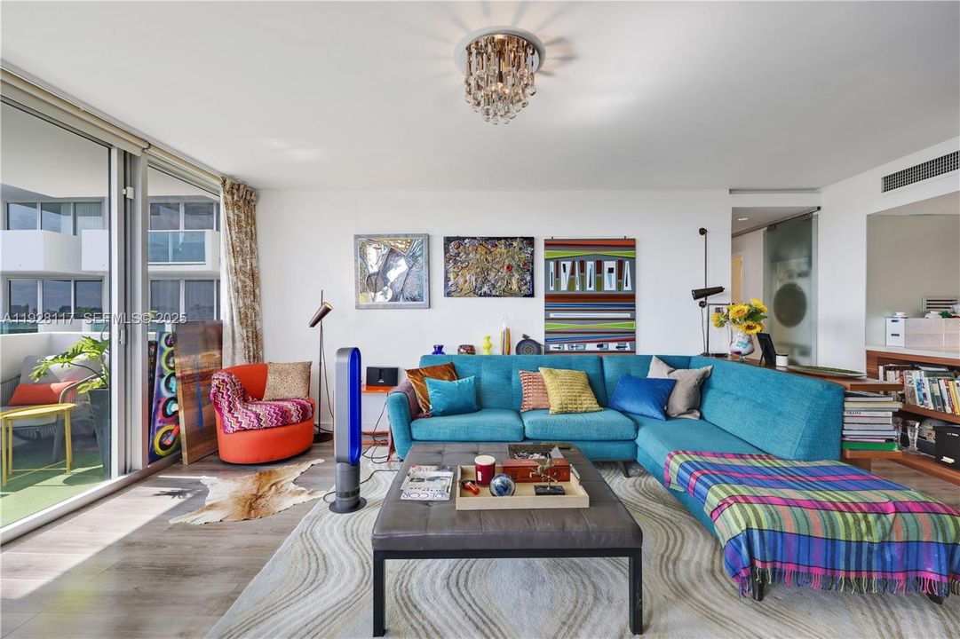 For Sale: $445,000 (1 beds, 1 baths, 990 Square Feet)