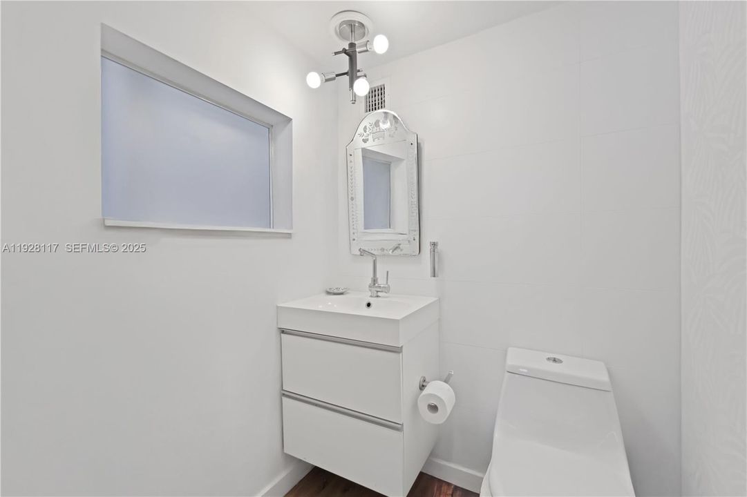 For Sale: $445,000 (1 beds, 1 baths, 990 Square Feet)