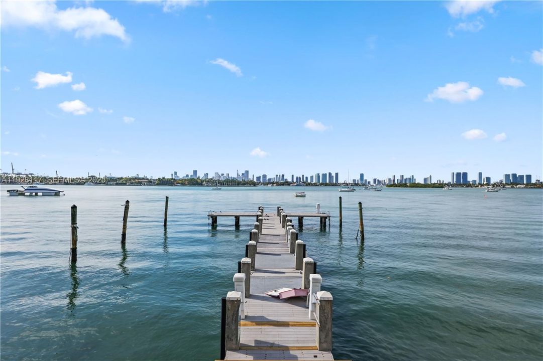 For Sale: $445,000 (1 beds, 1 baths, 990 Square Feet)