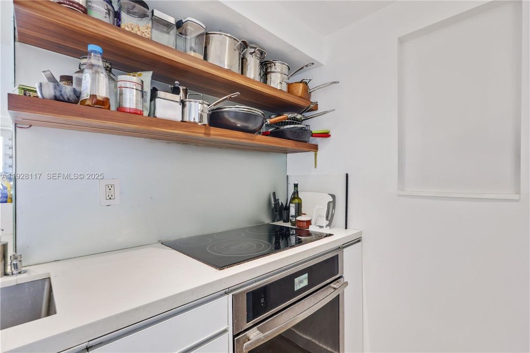 For Sale: $445,000 (1 beds, 1 baths, 990 Square Feet)