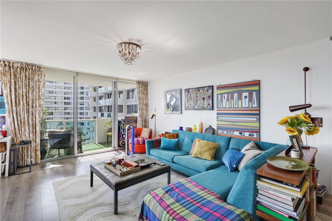 For Sale: $445,000 (1 beds, 1 baths, 990 Square Feet)