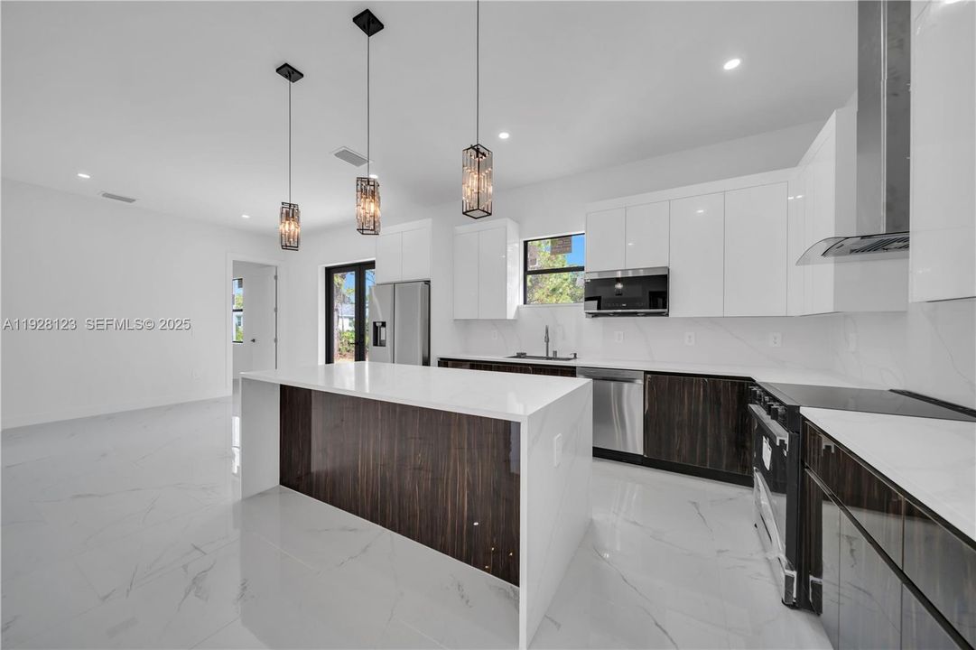 待售: $355,000 (4 贝兹, 3 浴室, 1650 平方英尺)