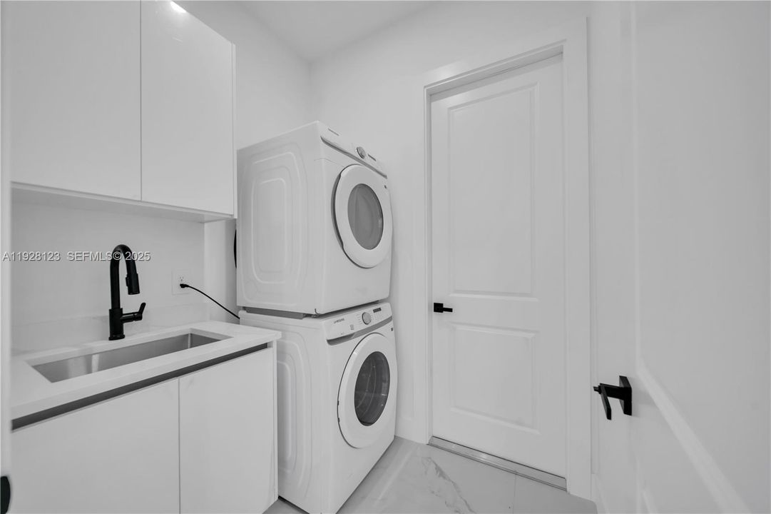 待售: $355,000 (4 贝兹, 3 浴室, 1650 平方英尺)