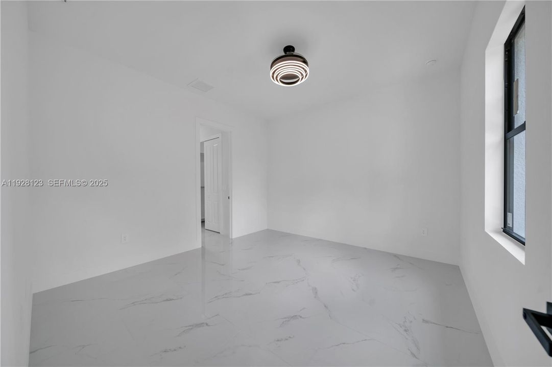 待售: $355,000 (4 贝兹, 3 浴室, 1650 平方英尺)