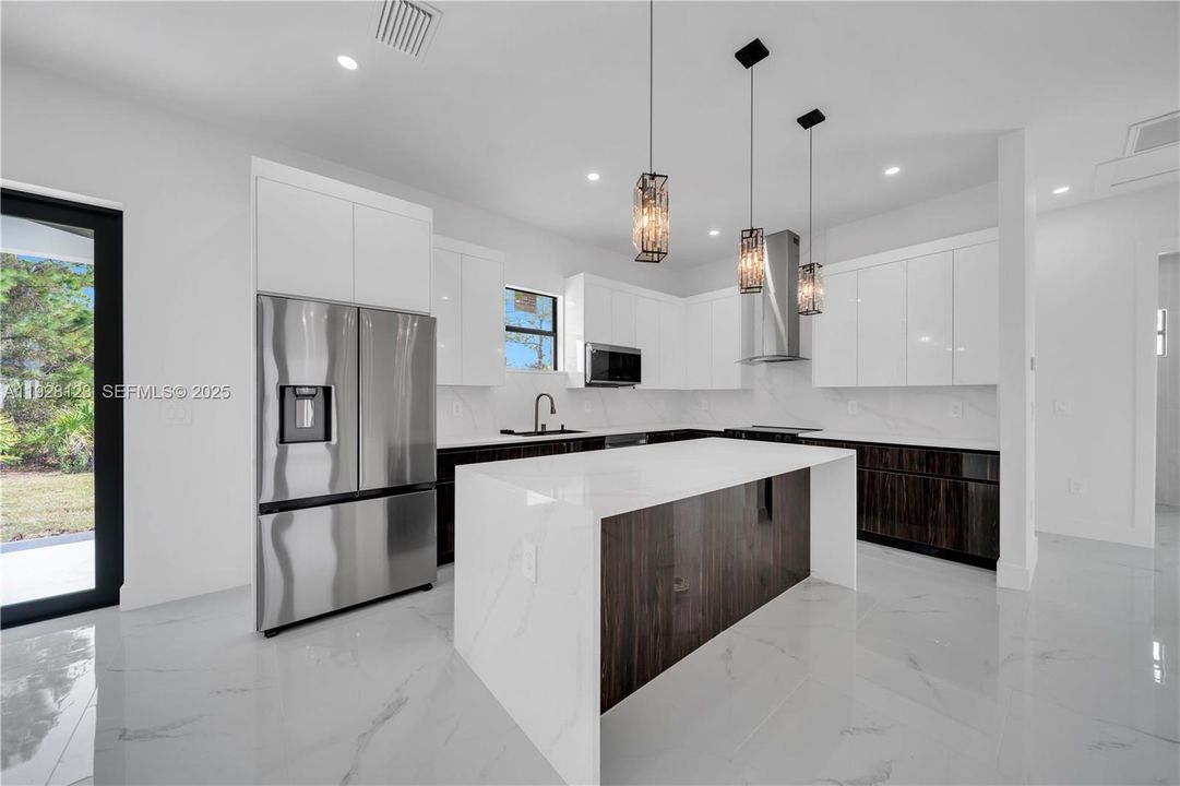 待售: $355,000 (4 贝兹, 3 浴室, 1650 平方英尺)