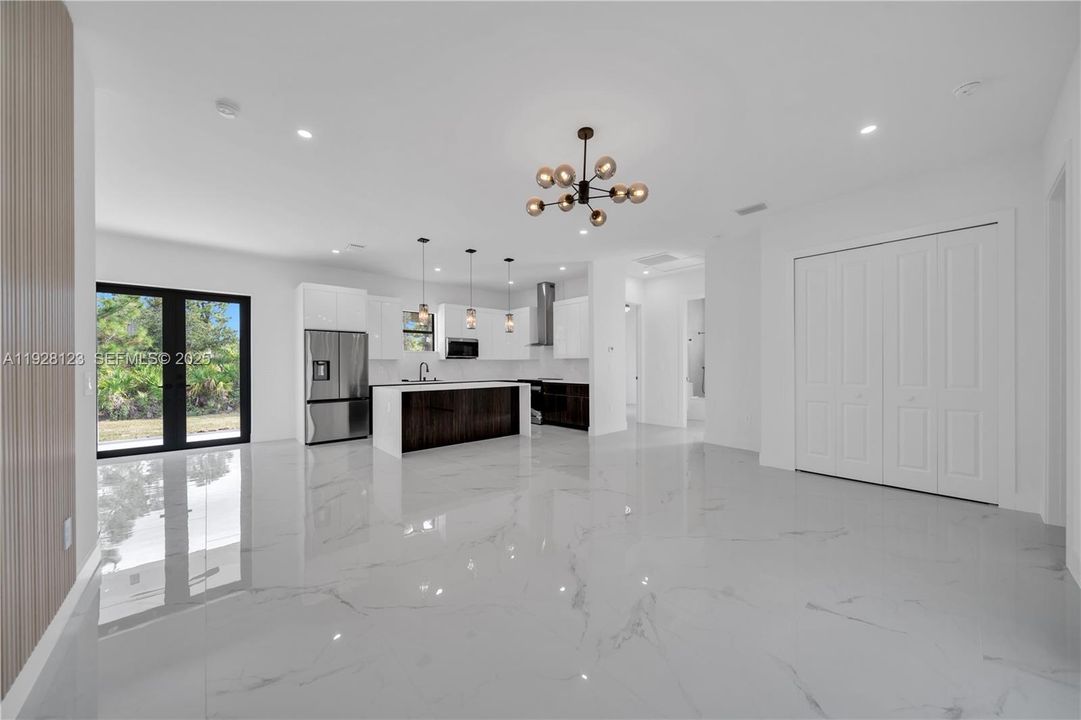 待售: $355,000 (4 贝兹, 3 浴室, 1650 平方英尺)