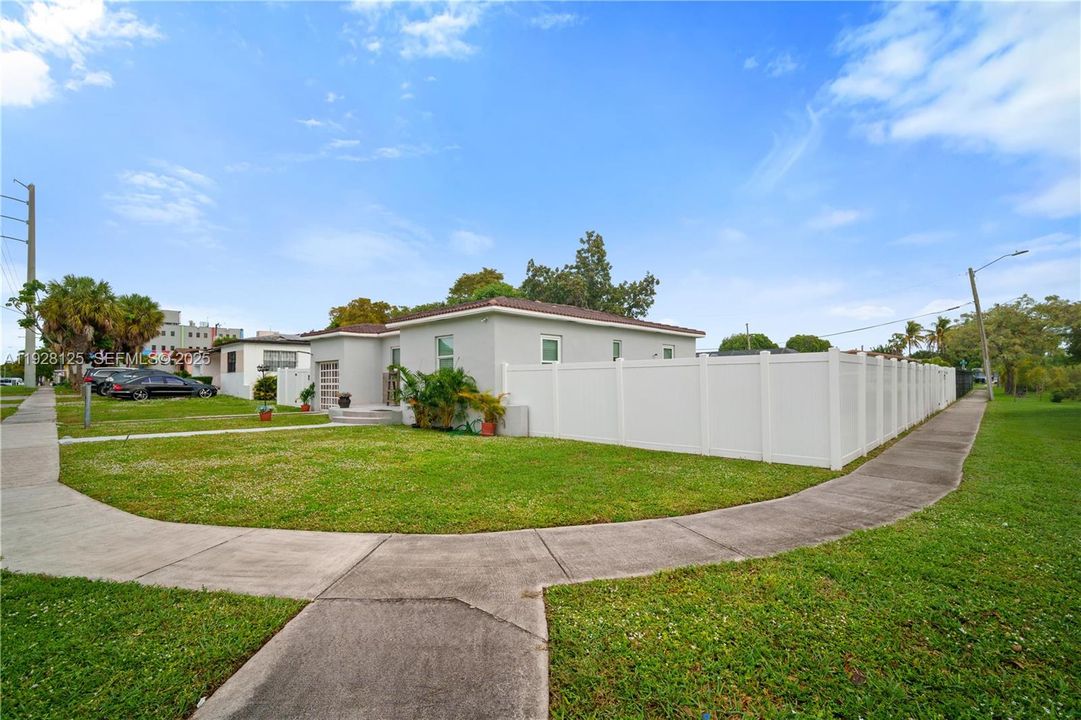 En Renta: $3,750 (4 camas, 2 baños, 1055 Pies cuadrados)