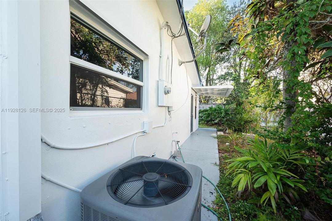 For Sale: $380,000 (2 beds, 2 baths, 1469 Square Feet)