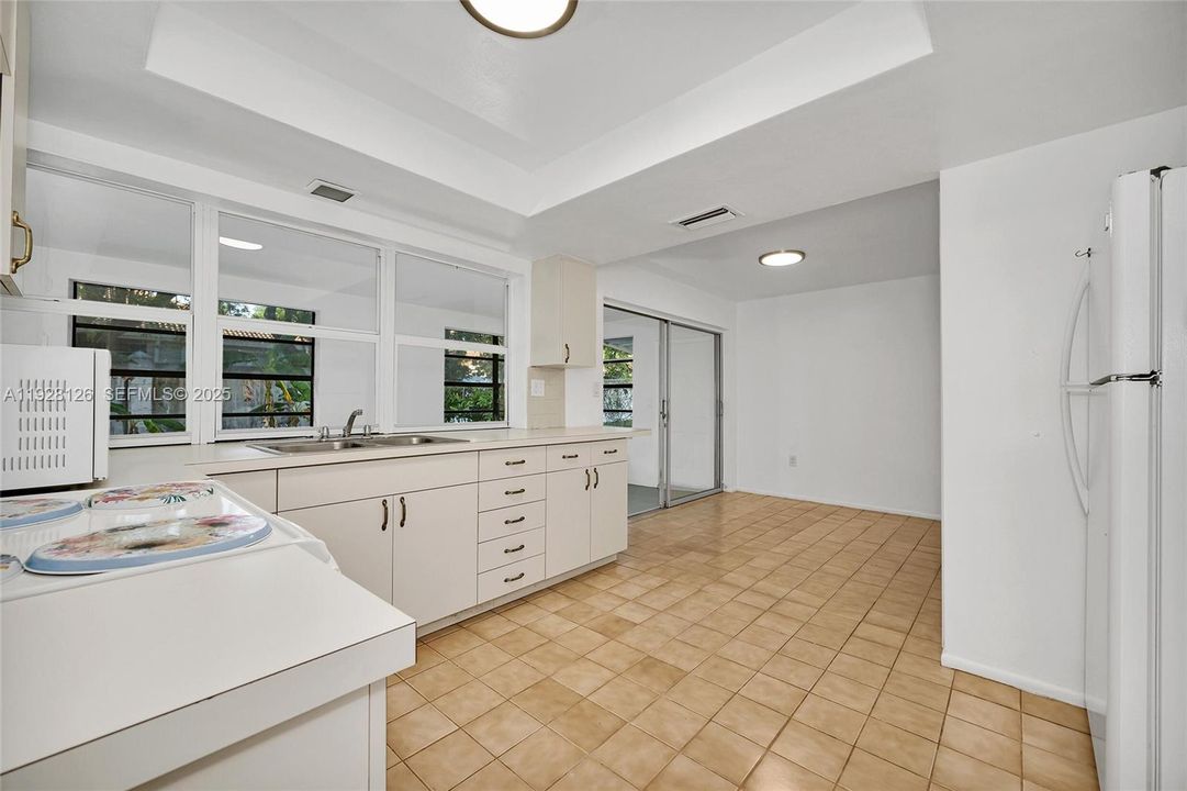 For Sale: $380,000 (2 beds, 2 baths, 1469 Square Feet)