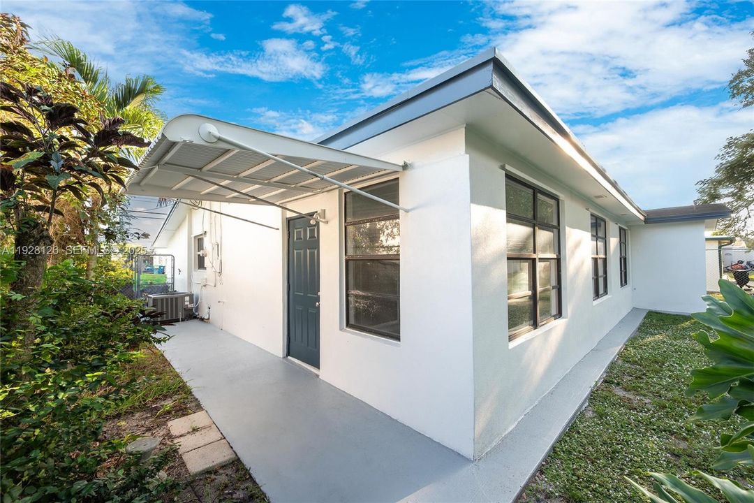 For Sale: $380,000 (2 beds, 2 baths, 1469 Square Feet)