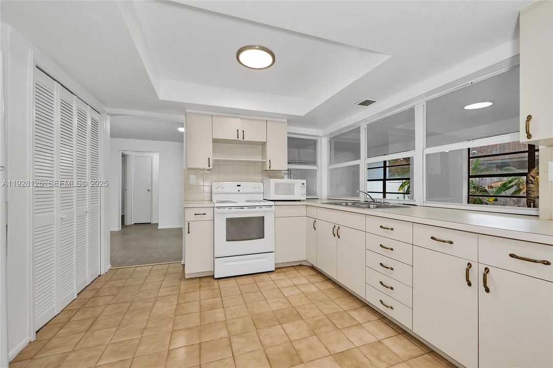 For Sale: $380,000 (2 beds, 2 baths, 1469 Square Feet)