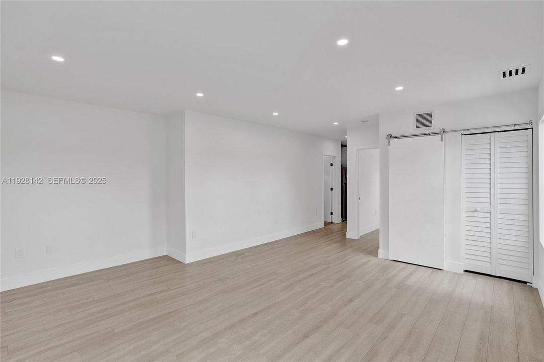 For Rent: $2,800 (2 beds, 1 baths, 4058 Square Feet)