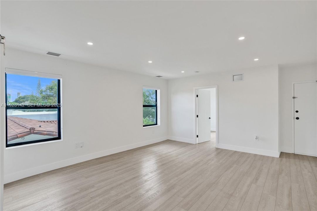 For Rent: $2,800 (2 beds, 1 baths, 4058 Square Feet)