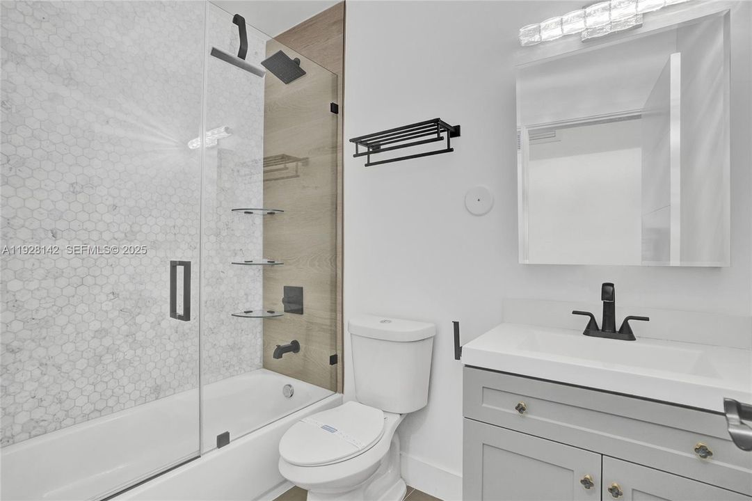 For Rent: $2,800 (2 beds, 1 baths, 4058 Square Feet)