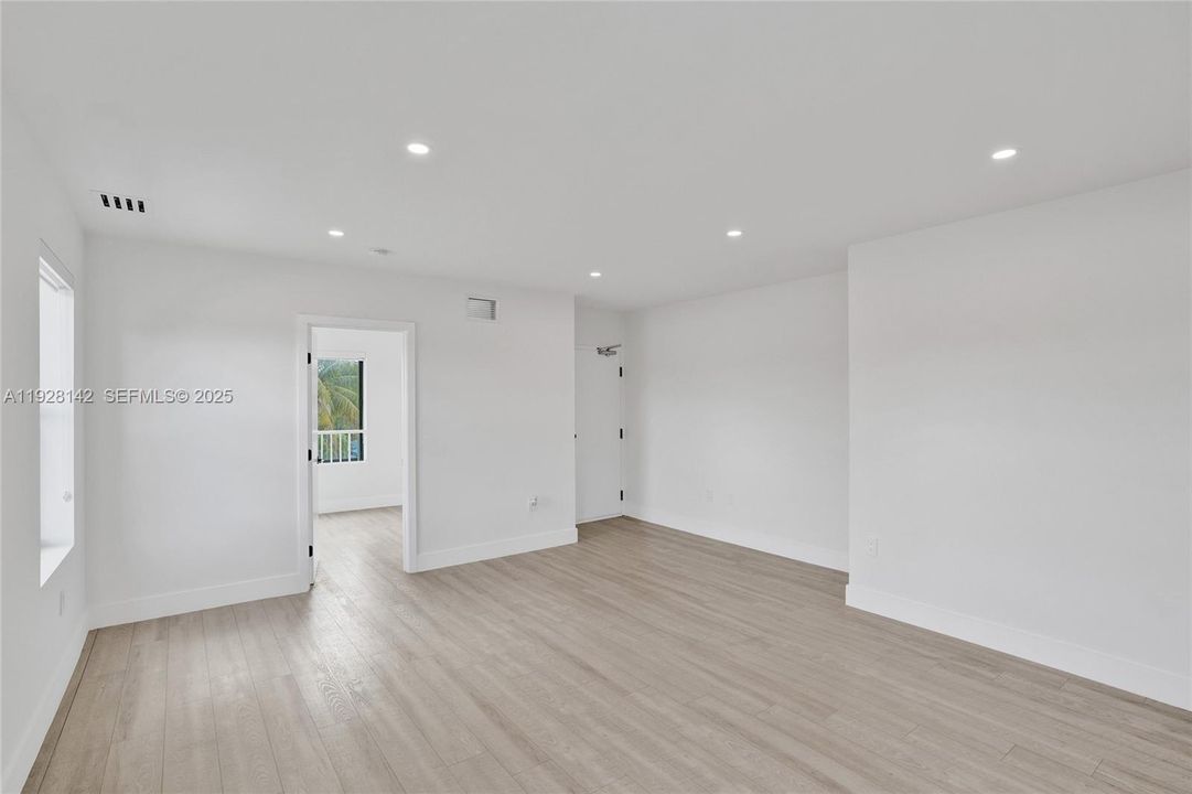 For Rent: $2,800 (2 beds, 1 baths, 4058 Square Feet)