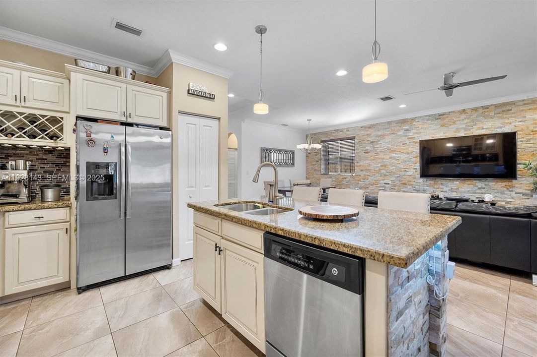 For Sale: $599,000 (4 beds, 2 baths, 1877 Square Feet)