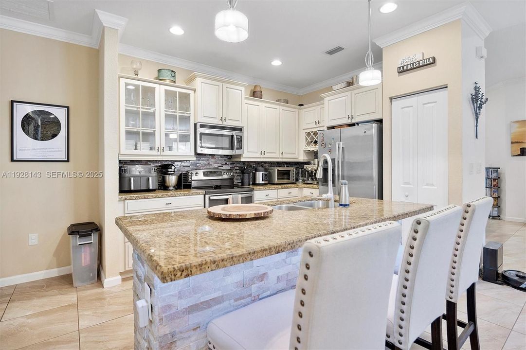 For Sale: $599,000 (4 beds, 2 baths, 1877 Square Feet)