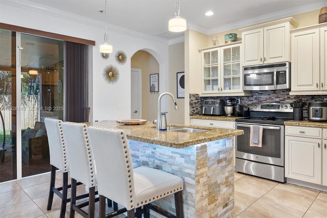 For Sale: $599,000 (4 beds, 2 baths, 1877 Square Feet)