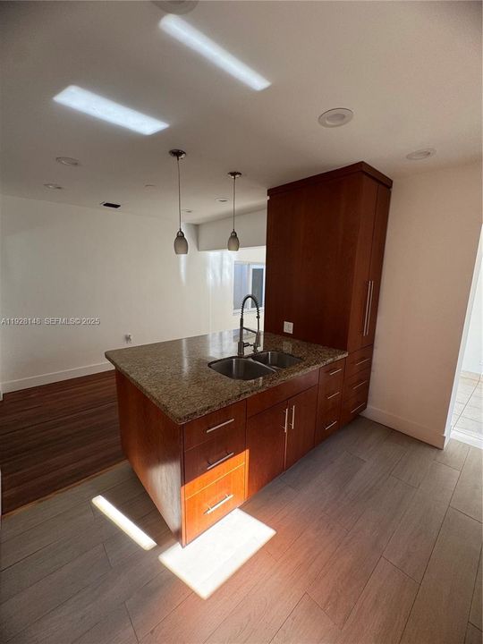 В аренду: $7,500 (4 спален, 2 ванн, 2290 Квадратных фут)