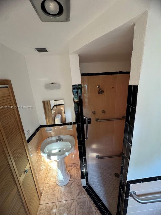 В аренду: $7,500 (4 спален, 2 ванн, 2290 Квадратных фут)