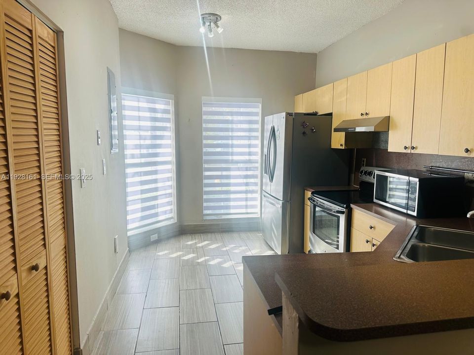 For Rent: $2,800 (3 beds, 2 baths, 1515 Square Feet)