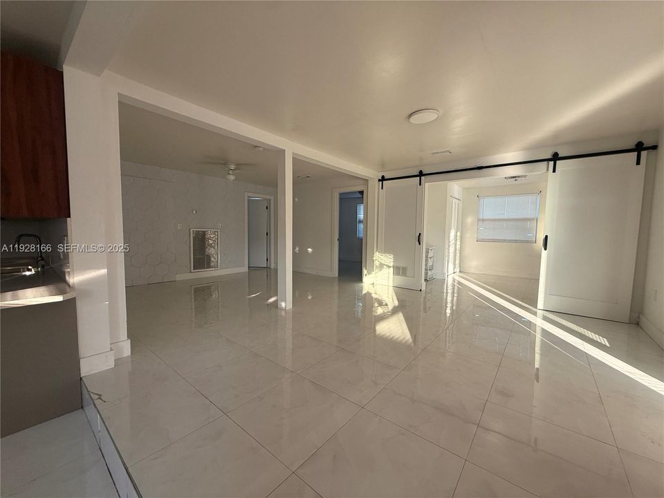 В аренду: $2,500 (2 спален, 1 ванн, 928 Квадратных фут)