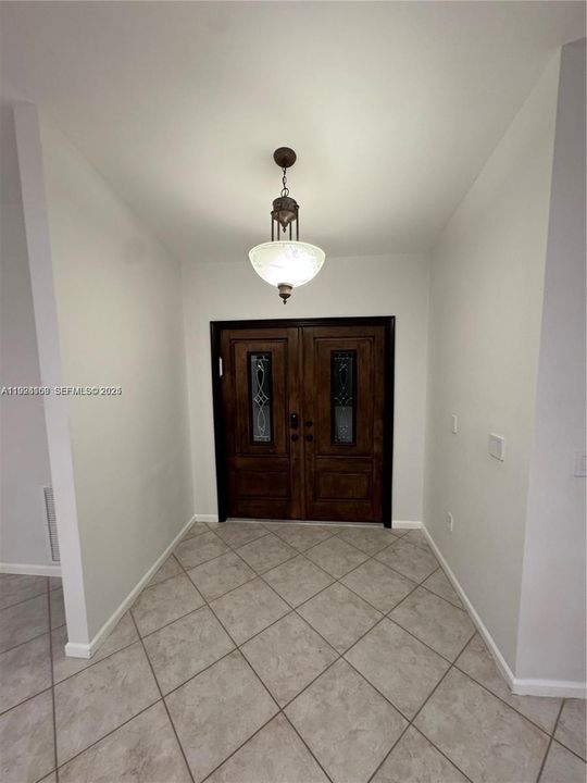 出租: $5,200 (4 贝兹, 2 浴室, 2044 平方英尺)