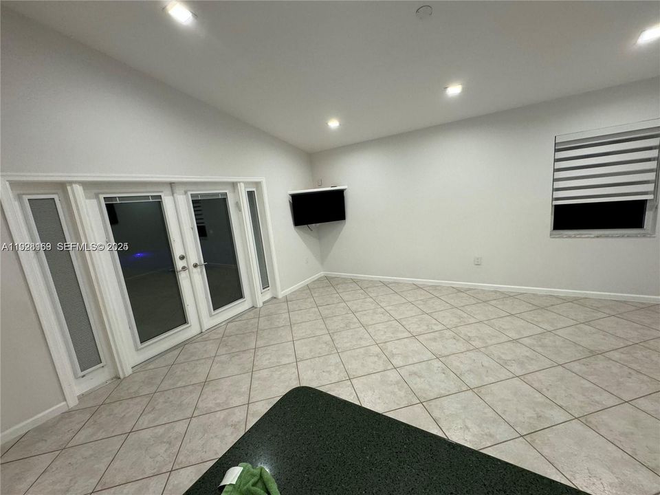 出租: $5,200 (4 贝兹, 2 浴室, 2044 平方英尺)