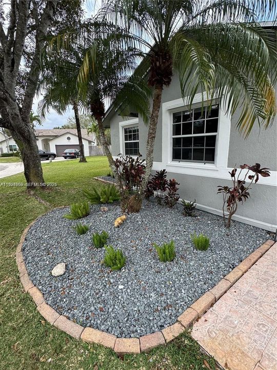 出租: $5,200 (4 贝兹, 2 浴室, 2044 平方英尺)