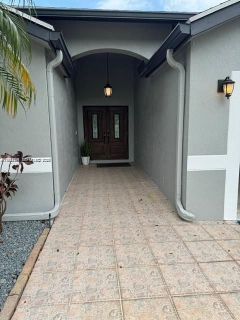 出租: $5,200 (4 贝兹, 2 浴室, 2044 平方英尺)