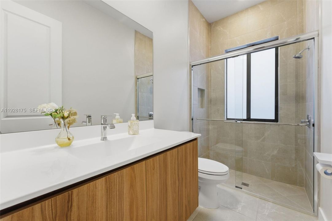 На продажу: $2,550,000 (5 спален, 5 ванн, 4212 Квадратных фут)