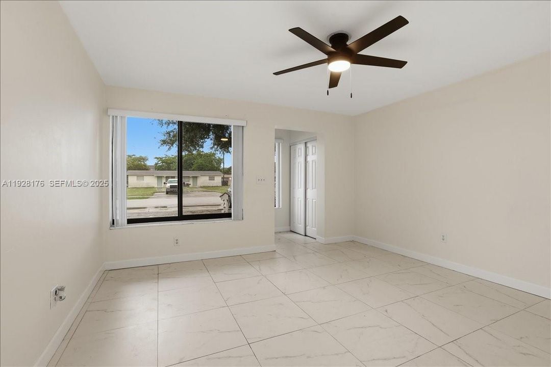 В аренду: $2,000 (2 спален, 1 ванн, 827 Квадратных фут)