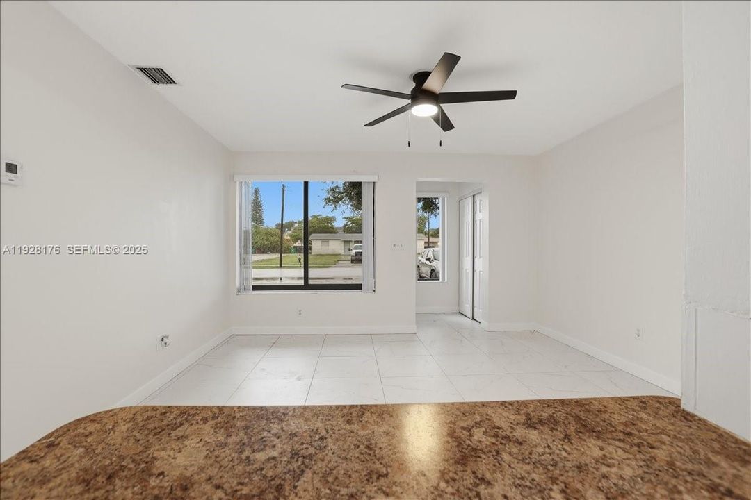 В аренду: $2,000 (2 спален, 1 ванн, 827 Квадратных фут)