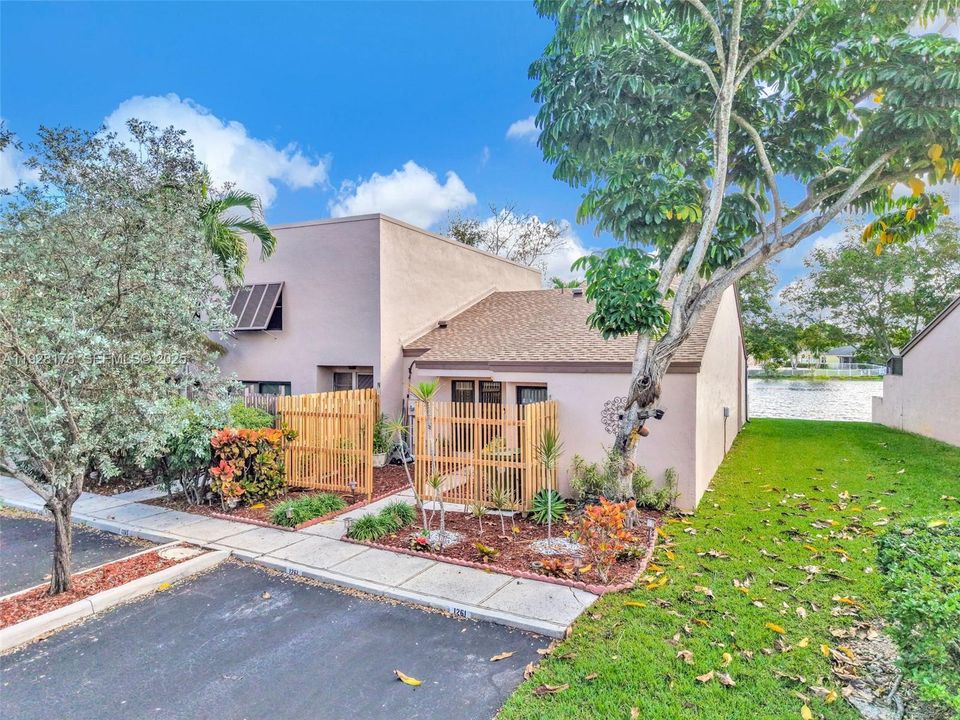 For Rent: $2,850 (2 beds, 2 baths, 1018 Square Feet)