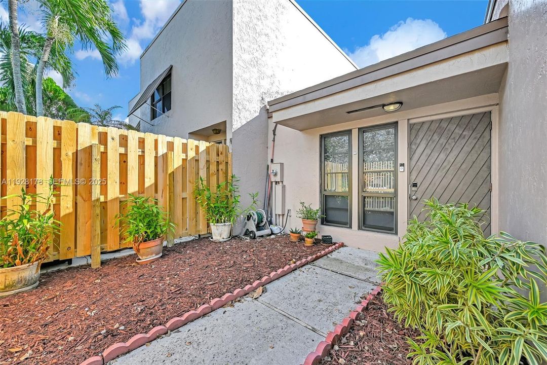 For Rent: $2,850 (2 beds, 2 baths, 1018 Square Feet)