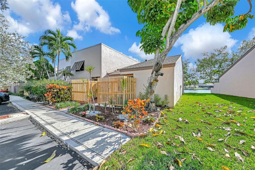 For Rent: $2,850 (2 beds, 2 baths, 1018 Square Feet)