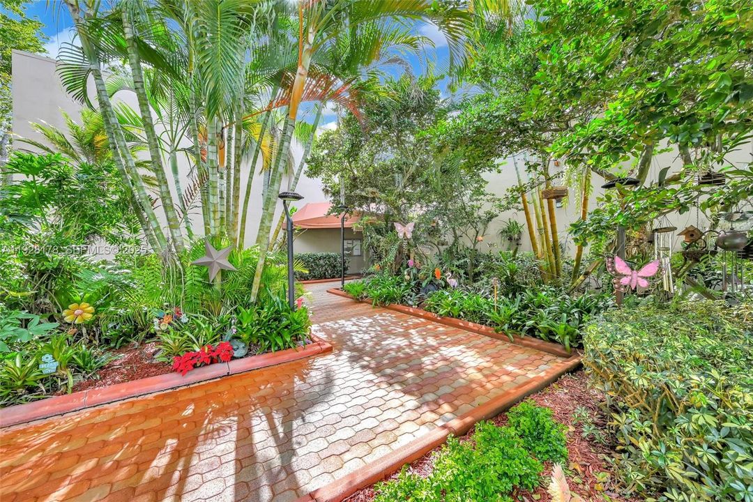 For Rent: $2,850 (2 beds, 2 baths, 1018 Square Feet)