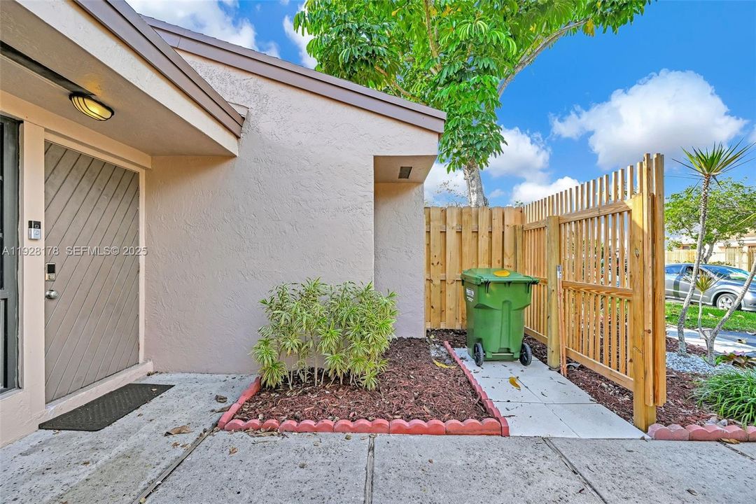 For Rent: $2,850 (2 beds, 2 baths, 1018 Square Feet)