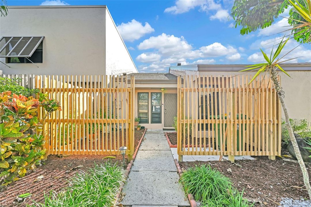 For Rent: $2,850 (2 beds, 2 baths, 1018 Square Feet)