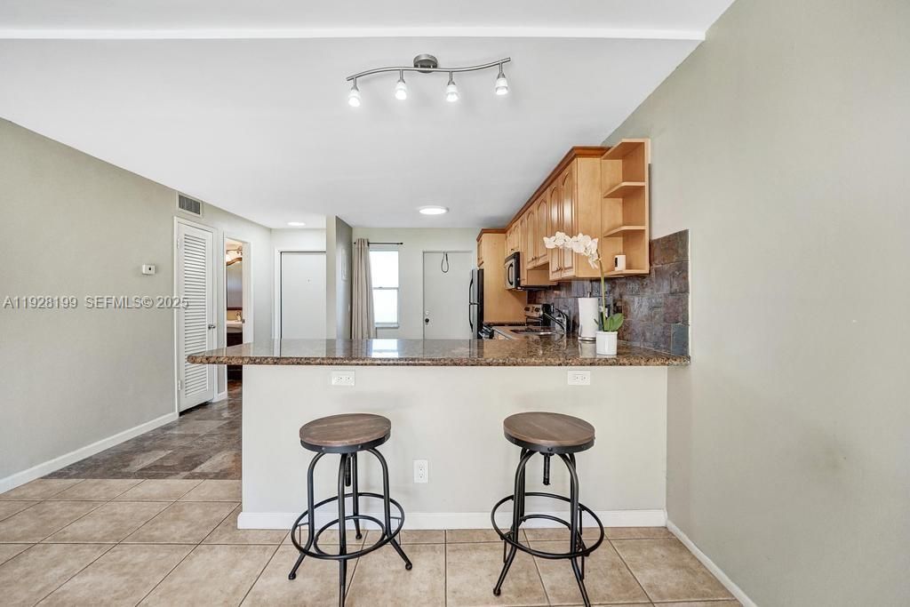 На продажу: $170,000 (1 спален, 1 ванн, 775 Квадратных фут)