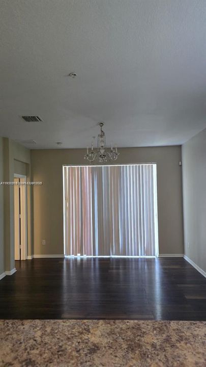 出租: $1,600 (3 贝兹, 2 浴室, 1049 平方英尺)