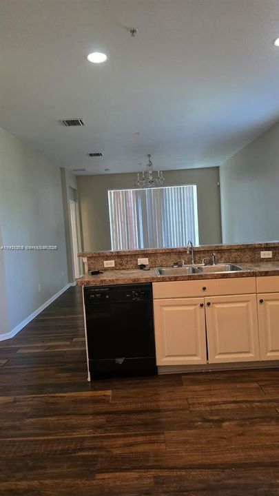 出租: $1,600 (3 贝兹, 2 浴室, 1049 平方英尺)