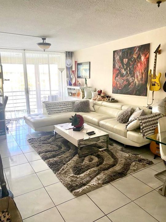 For Sale: $189,000 (1 beds, 1 baths, 825 Square Feet)